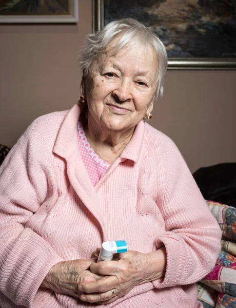 Old sick woman with asthma inhaler — Stock Photo, Image