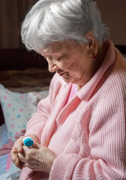 Old sick woman with asthma inhaler — Stock Photo, Image