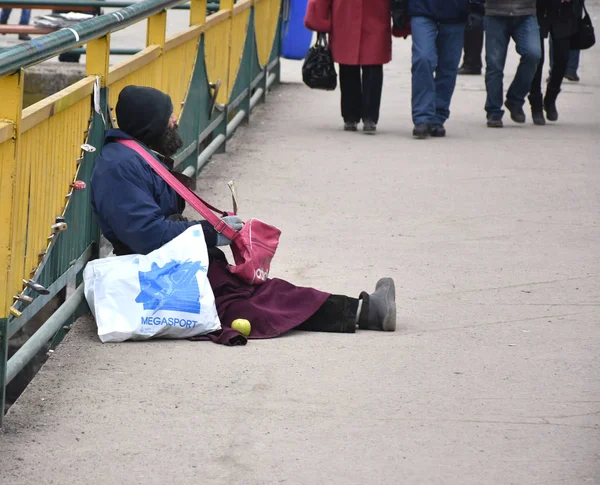 Uzhgorod, Ukrajna - 2017. február 16.: Szegény ember az alamizsnát kolduló barát — Stock Fotó