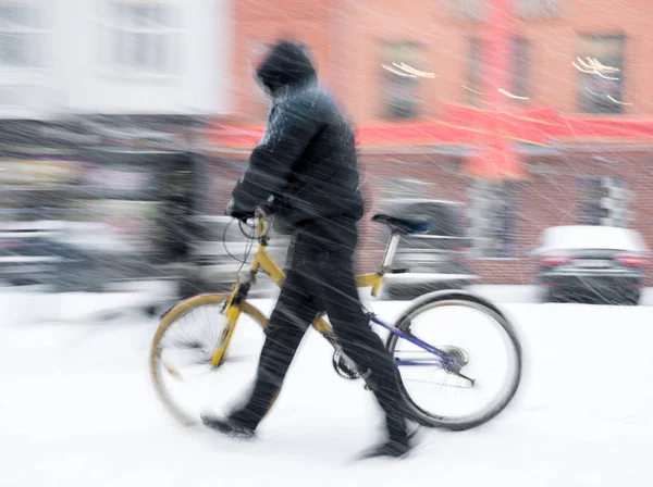 Man with bicycle in the city — Stock Photo, Image