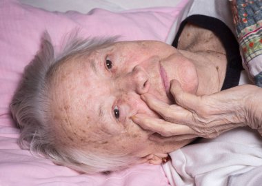 Yaşlı hasta dalgın kadın