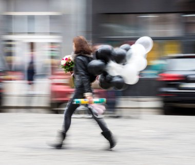 Kadın siyah beyaz balonlar ile