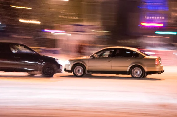 Dos coches se estrellaron en la carretera de la ciudad —  Fotos de Stock