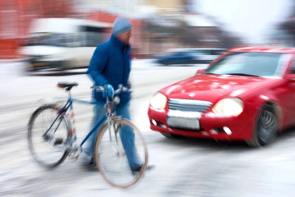 Niebezpieczne miasto ruchu sytuacji z rowerzystą i samochodu — Zdjęcie stockowe