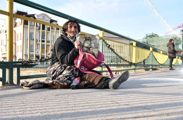 UZHGOROD,UKRAINE - MARCH 04, 2017: Poor man begging for alms in — Stock Photo, Image