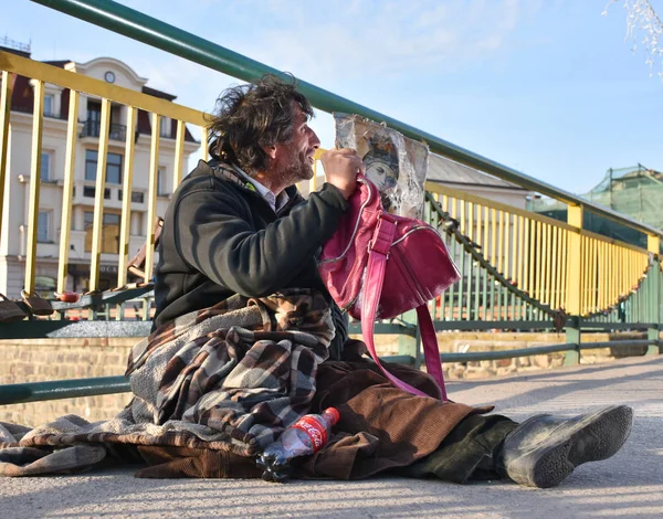 UZHGOROD,UKRAINE - MARCH 04, 2017: Poor man begging for alms in — Stock Photo, Image