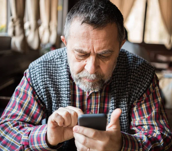 Äldre man med smarta telefonen — Stockfoto