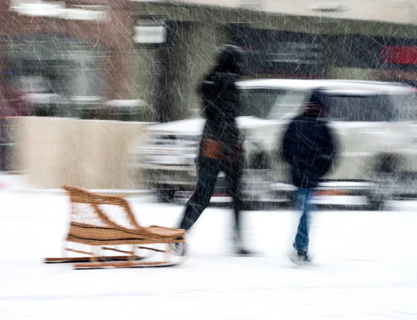 Mother with son pulling sleds — Stock Photo, Image