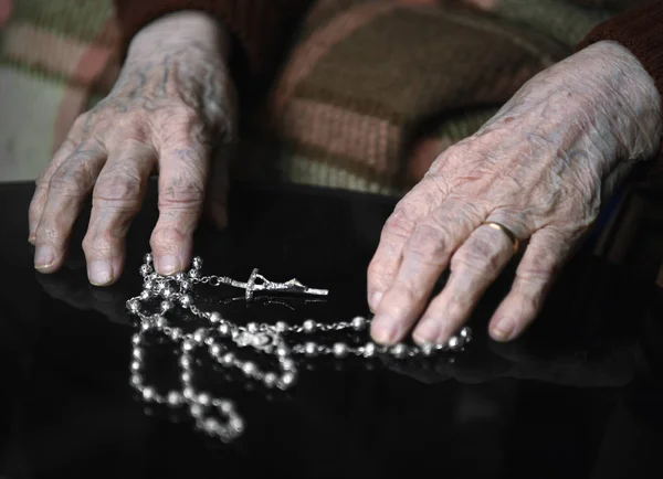 Eski kız ile Gümüş Tespihler ile dua kapatın — Stok fotoğraf