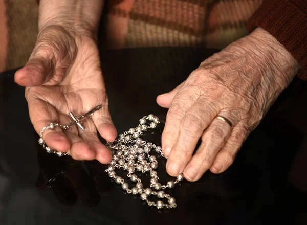 Eski kız ile Gümüş Tespihler ile dua kapatın — Stok fotoğraf