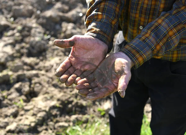 A closeup of empty man's hands stained with soil — Stock Photo, Image
