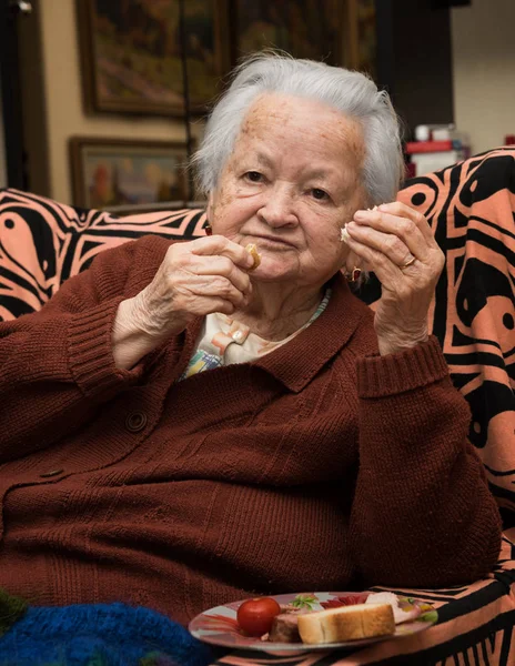 Old woman eating — Stock Photo, Image