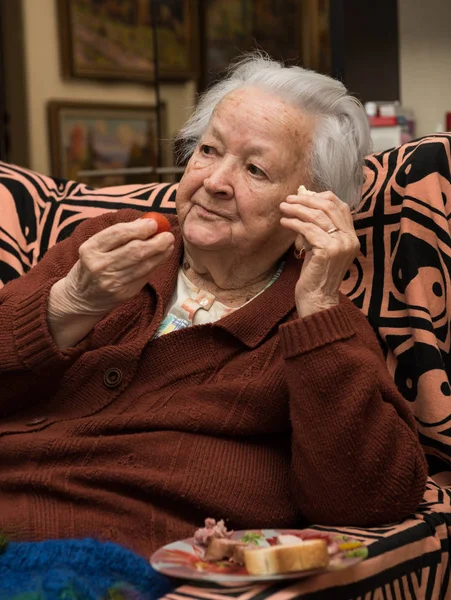 Stará žena jíst — Stock fotografie