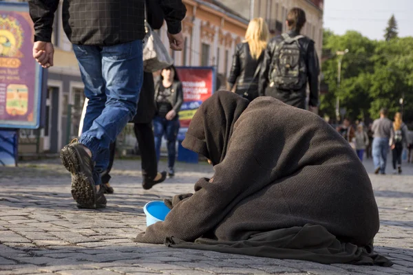 UZHGOROD, UCRÂNIA - MAIO 03, 2017: Pobre velha pedindo esmola — Fotografia de Stock