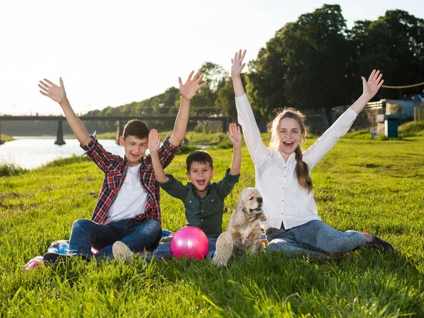 Niños descansando sobre la hierba — Foto de Stock