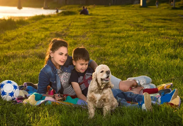 Madre con figlio che riposa sull'erba — Foto Stock