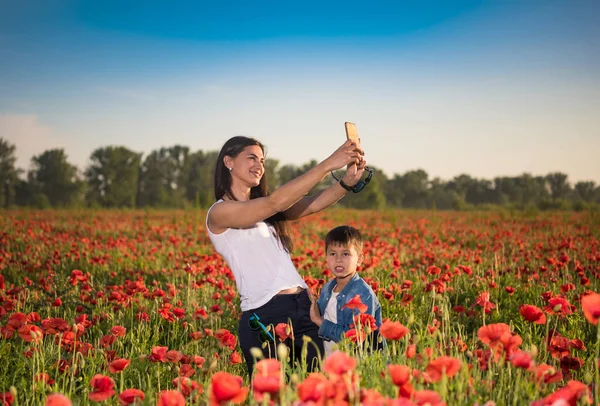 Letní scéna šťastné matky a syna selfie — Stock fotografie