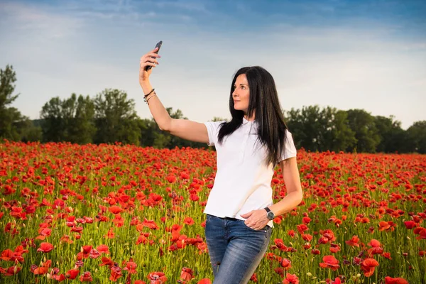 Summer scene of happy woman taking selfie — Stock Photo, Image