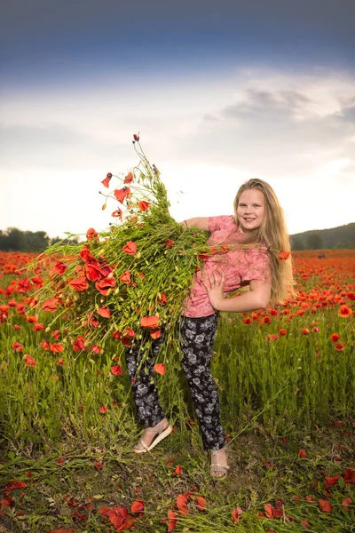 Sonriente hermosa chica adolescente con flores de amapola —  Fotos de Stock
