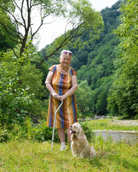 Vecchia donna con un cane — Foto Stock