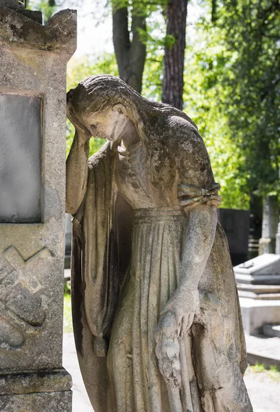 Vecchia statua sulla tomba nel cimitero Lychakivskyj — Foto Stock