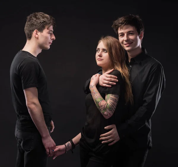 若い女性が 2 人の若い男性とポーズ — ストック写真