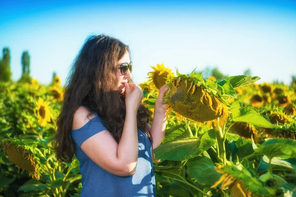 Женщина ест свежие семена подсолнечника — стоковое фото