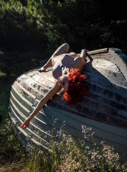 Genç çıplak kadın