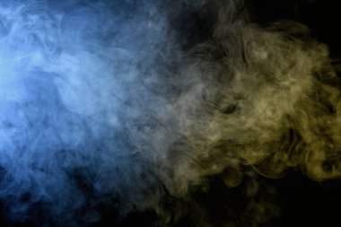 Karanlık bir arkaplanda soyut duman