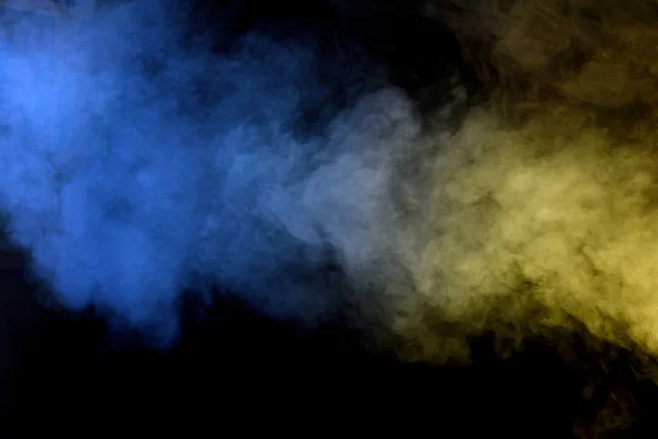 Абстрактный дым на тёмном фоне — стоковое фото