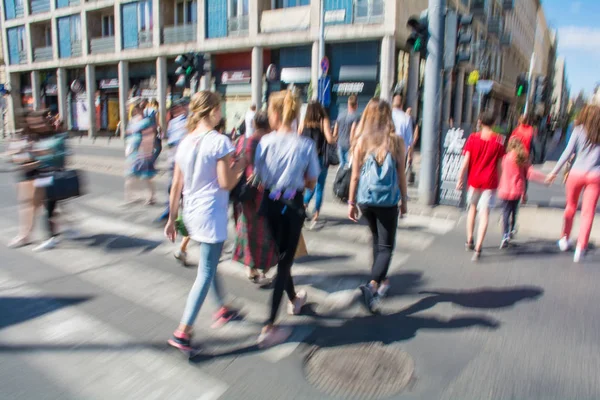 Tętniącego życiem ulicy ludzi na przejścia dla pieszych — Zdjęcie stockowe