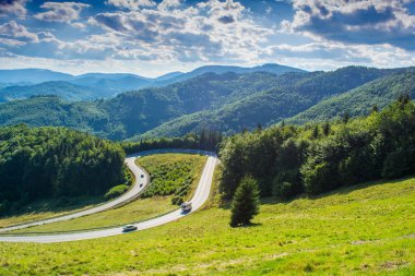Dağlar ve yüksek Tatras yolda yaz doğal görünümü