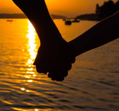 Baba ve küçük kız birbirlerine elele