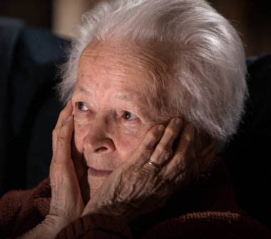 Hasta depresif yaşlı kadın