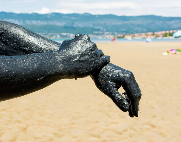 Man applying black healing clay — Stock Photo, Image