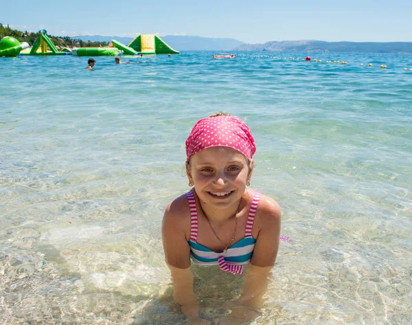 Glücklich lächelndes kleines Mädchen im Meer — Stockfoto