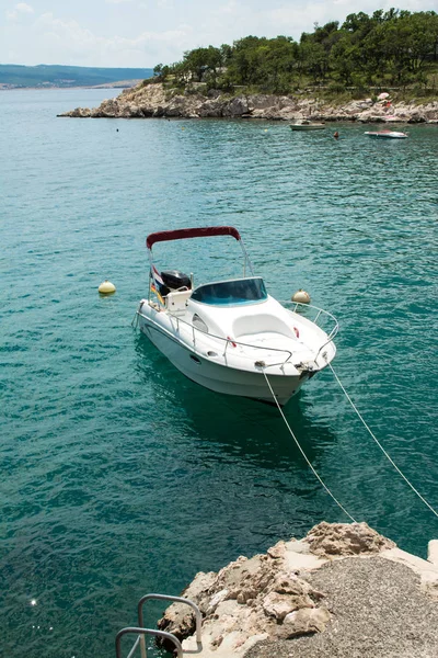 Vita fiskebåt förtöjd i Adriatiska havet — Stockfoto