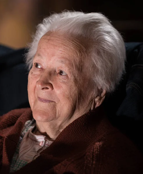 Retrato de mulher idosa sorridente de cabelos grisalhos — Fotografia de Stock