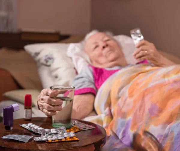  Evde yatakta yatan hasta yaşlı kadın