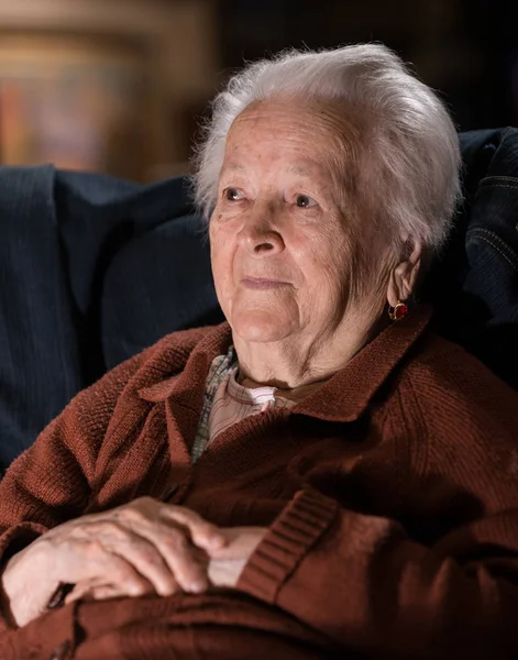 Gülümseyen gri saçlı yaşlı kadın portresi — Stok fotoğraf