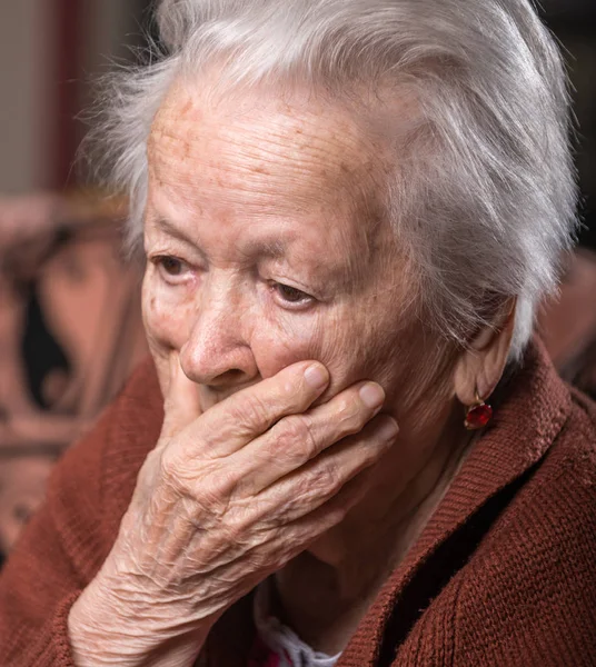 Porträtt av gråhårige ledsen gumman — Stockfoto