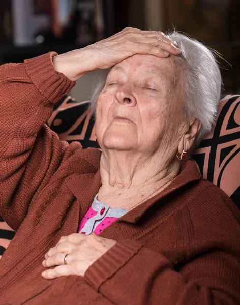 Vieja mujer de pelo gris que sufre de dolor de cabeza — Foto de Stock