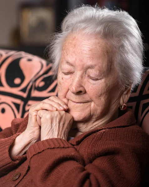 Porträt einer alten grauhaarigen, traurigen Frau — Stockfoto