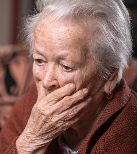 Retrato de una vieja mujer triste de pelo gris — Foto de Stock