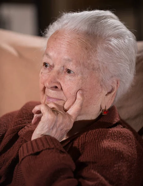 Portret uśmiechający się siwy stare kobiety — Zdjęcie stockowe