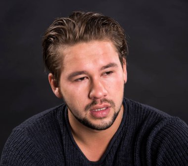 Genç yakışıklı ağlayan adam