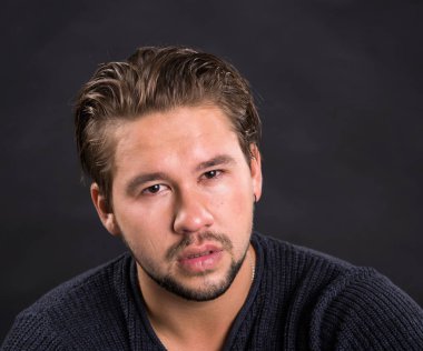 Genç yakışıklı ağlayan adam