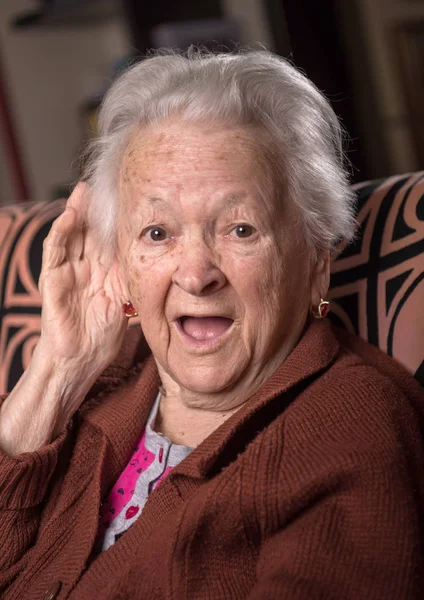 Портрет пожилой женщины, прикладывающей руку к уху — стоковое фото