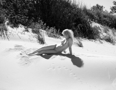 Genç çıplak kadın