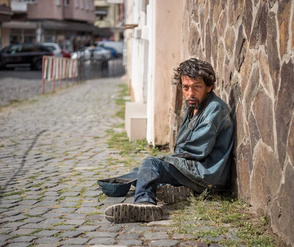 Homem sem-teto na rua da cidade — Fotografia de Stock
